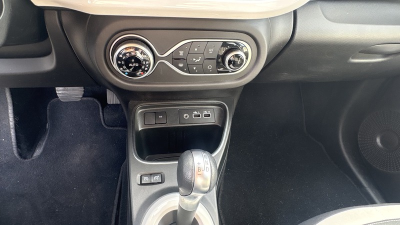 Fahrzeugabbildung Twingo E-Tech 100% elektrisch Bild 13 von 17