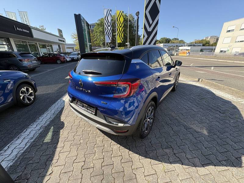 Fahrzeugabbildung Captur II 1.6 E-TECH Plug-in Hybrid 160 Techno Bild 4 von 18
