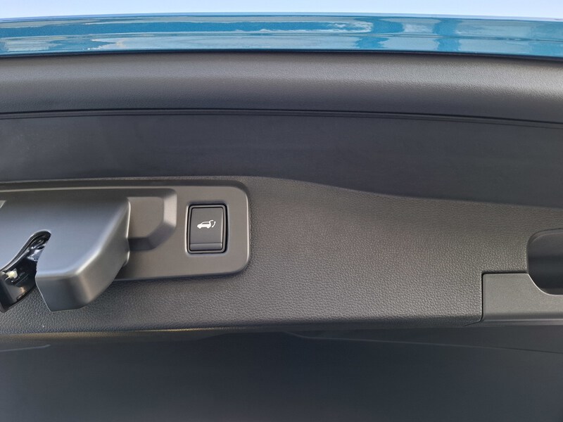 Fahrzeugabbildung Austral Techno Full Hybrid E-Tech 200 Bild 13 von 44