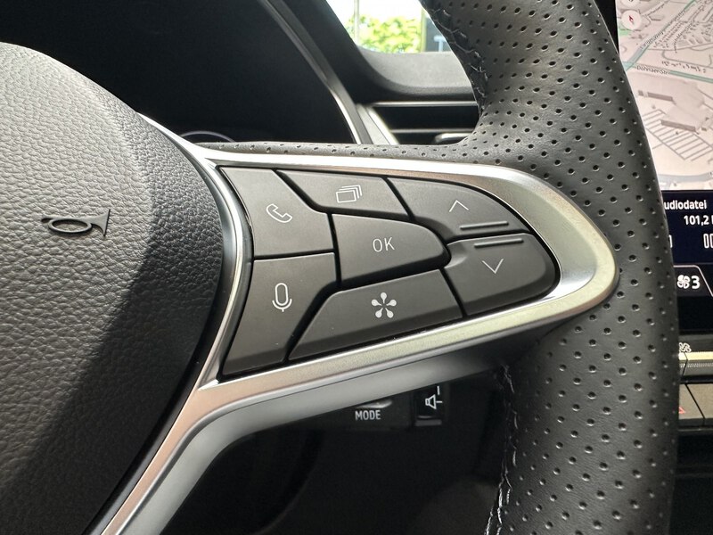 Fahrzeugabbildung Captur Techno 140 PS Mild Hybrid Bild 37 von 50