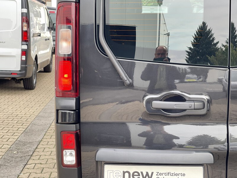 Fahrzeugabbildung Trafic DoKa L2H1 Komfort 3,0t Blue dCi 150 PS Bild 21 von 43