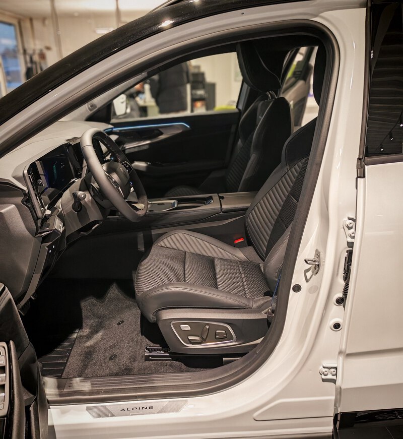 Fahrzeugabbildung Austral Esprit Alpine Full Hybrid E-Tech 200 Bild 18 von 45