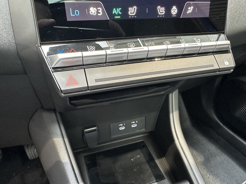 Fahrzeugabbildung Captur Techno 140 PS Mild Hybrid Bild 44 von 50