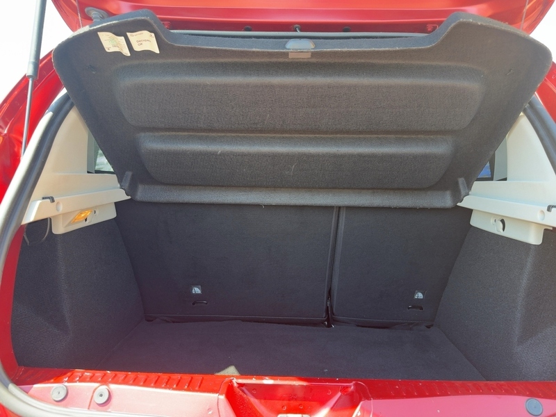 Fahrzeugabbildung Sandero Einparkhilfe hinten mit Kamera, Navi Bild 13 von 15