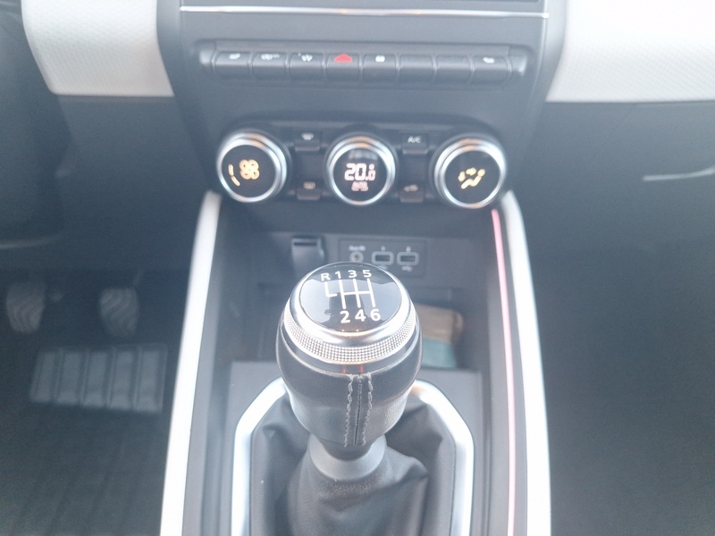 Fahrzeugabbildung Clio TECHNO TCe 90 Bild 10 von 17