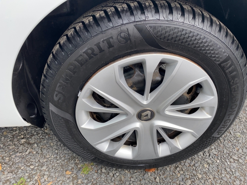Fahrzeugabbildung Clio Entry TCe 75 Bild 8 von 21