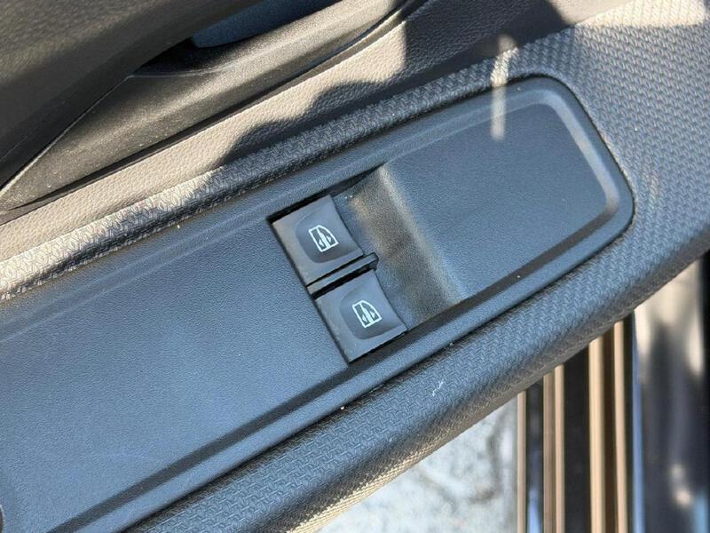 Fahrzeugabbildung Sandero Essential SCe 65 Bild 9 von 11