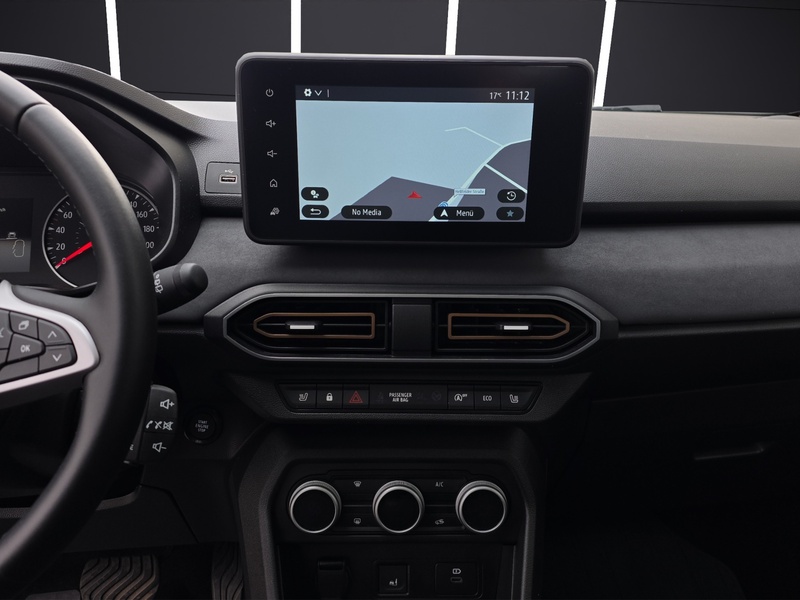 Fahrzeugabbildung Sandero Navi Schiebedach Sitzheizung Rückfahrkamera Automatik Bild 12 von 15