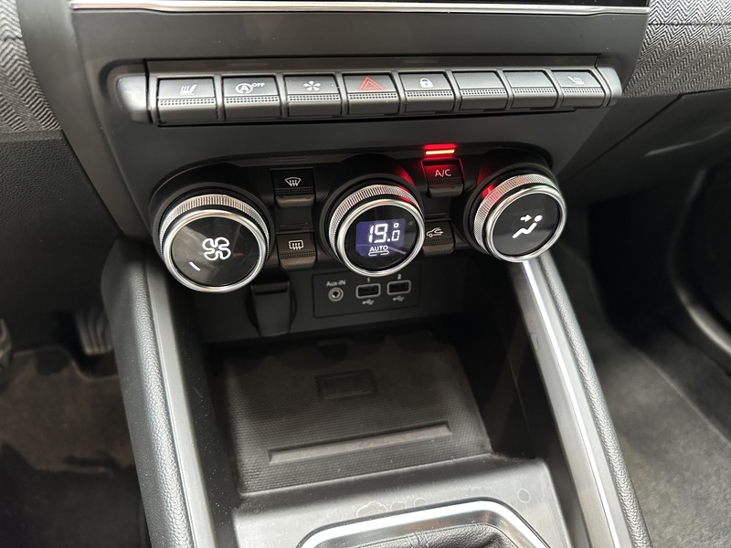 Fahrzeugabbildung Clio LUTECIA TCe 90 Bild 44 von 50