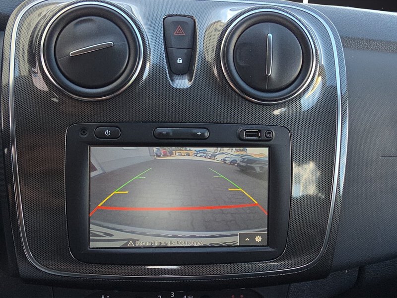 Fahrzeugabbildung Sandero Navi Rückfahrkamera Sitzheizung Bild 13 von 15
