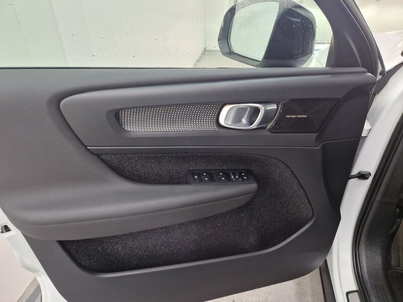 Fahrzeugabbildung XC40 R-Design Automatik SHZ LED Bild 25 von 27