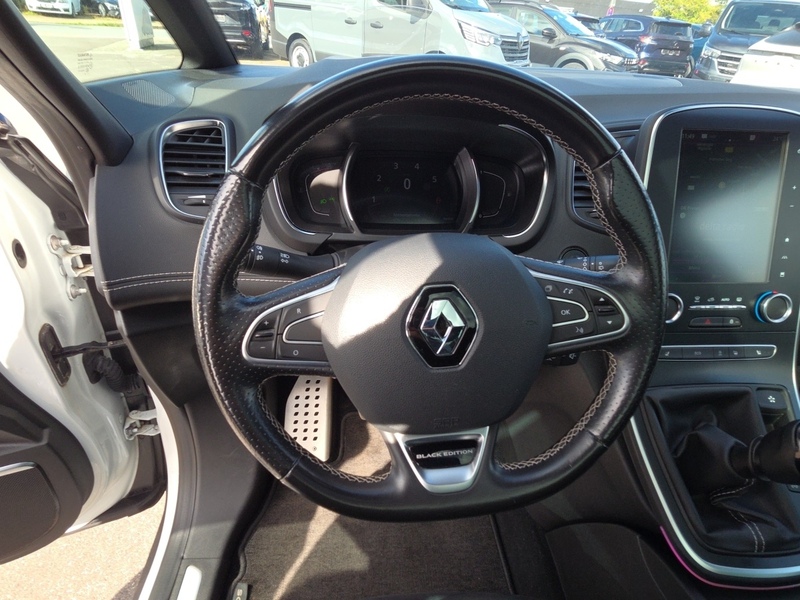 Fahrzeugabbildung Scenic Scenic IV 1.3 TCe 140 Black Edition+NAVI+KLIMA Bild 11 von 15
