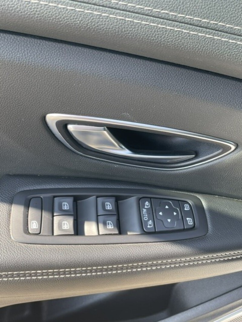 Fahrzeugabbildung Scenic BOSE 130 PS Klimaautomatik Tempomat Bild 11 von 20
