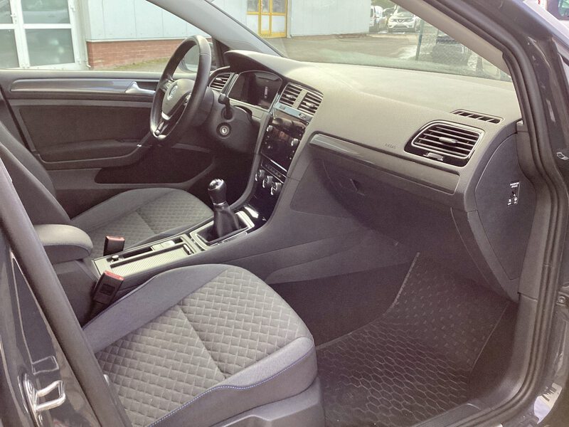 Fahrzeugabbildung Golf VII Variant 1.0 TSI MBT/Start-Stopp Bild 8 von 9