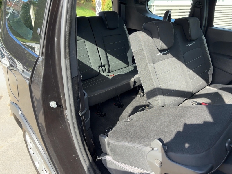 Fahrzeugabbildung Lodgy Stepway SCe 100 7-Sitzer Bild 15 von 15