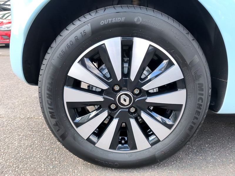 Fahrzeugabbildung Twingo E-Tech Techno KLIMA*SHZG*NAVI*CAM*PDC*CAM Bild 6 von 14