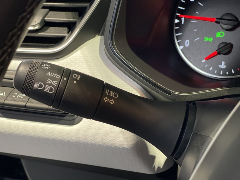 Fahrzeugabbildung Clio EVOLUTION TCe 90 PS X-tronic Bild 37 von 48