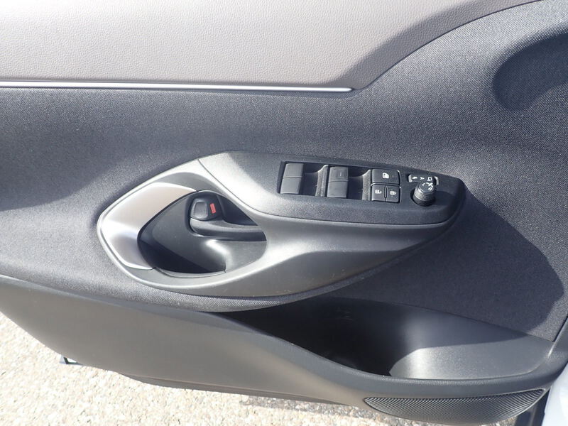 Fahrzeugabbildung Yaris Cross  1.5 Hybrid Elegant 4X2 Bild 15 von 20