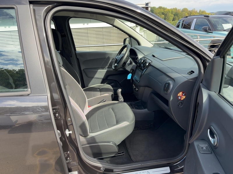 Fahrzeugabbildung Lodgy Stepway SCe 100 7-Sitzer Bild 10 von 15