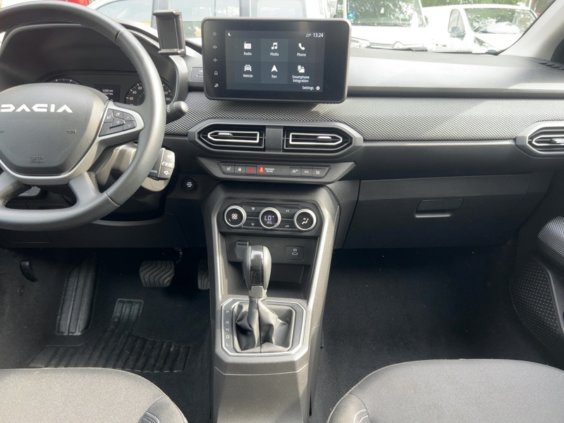 Fahrzeugabbildung Sandero Apple CarPlay SHZ PDC Bild 12 von 21