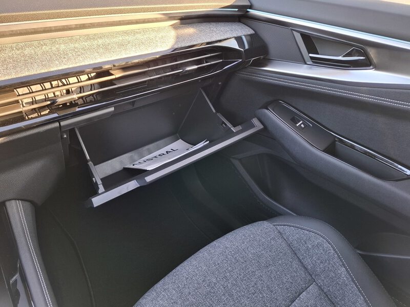 Fahrzeugabbildung Austral Techno Full Hybrid E-Tech 200 Bild 30 von 44