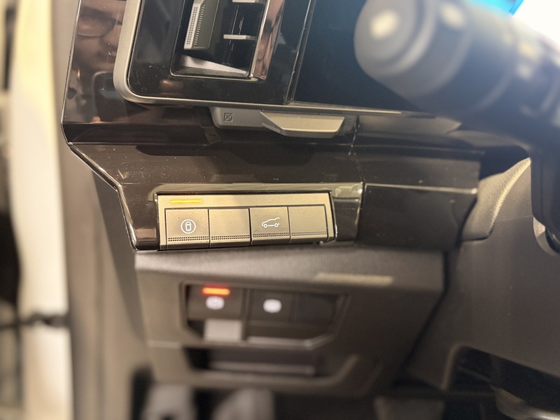 Fahrzeugabbildung Austral Techno Full Hybrid 200 PS Bild 36 von 50