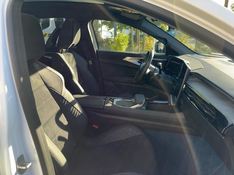 Fahrzeugabbildung Rafale Atelier Alpine Plug-in Hybrid 300 4x4*GJR Bild 11 von 15