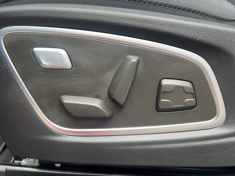 Fahrzeugabbildung Rafale 1.2 E-TECH Hybrid 200 Esprit Alpine Bild 16 von 30