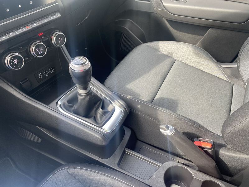 Fahrzeugabbildung Captur EQUILIBRE TCe 140 Bild 16 von 18