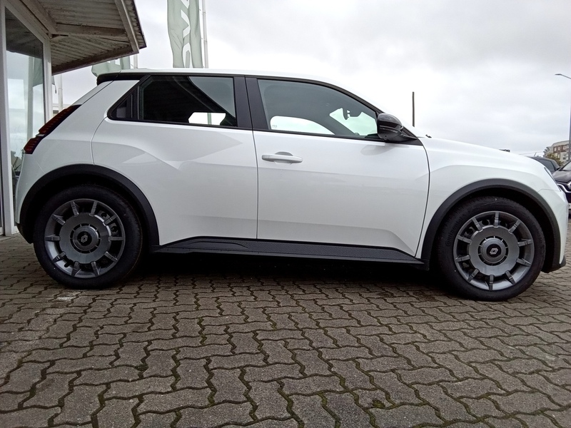 Fahrzeugabbildung R 5 E-Tech elektrisch Evolution 120 Urban Range Bild 5 von 13