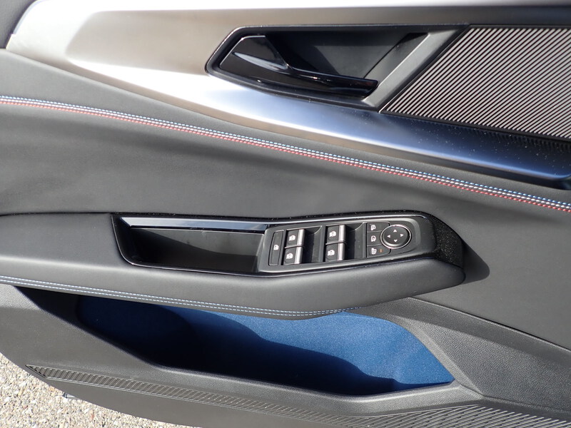 Fahrzeugabbildung Rafale Esprit Alpine 300 E-Tech PlugIn 4x4 Bild 14 von 18