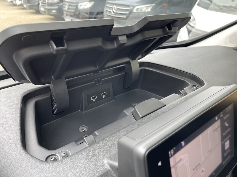 Fahrzeugabbildung Trafic Grand Combi Entry dCi 170 PS EDC Bild 41 von 41