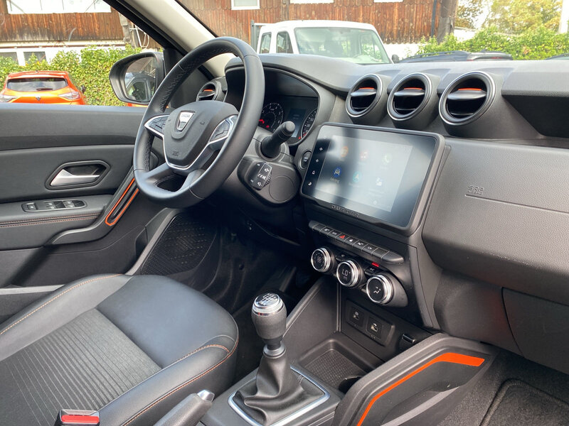 Fahrzeugabbildung Duster Scheckheft 360° Navi PDC Bild 9 von 20