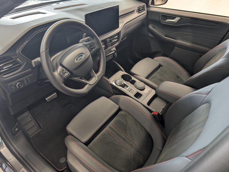 Fahrzeugabbildung Kuga 1.5 EcoBoost ST-Line X 4-Jahre FGS Bild 46 von 47
