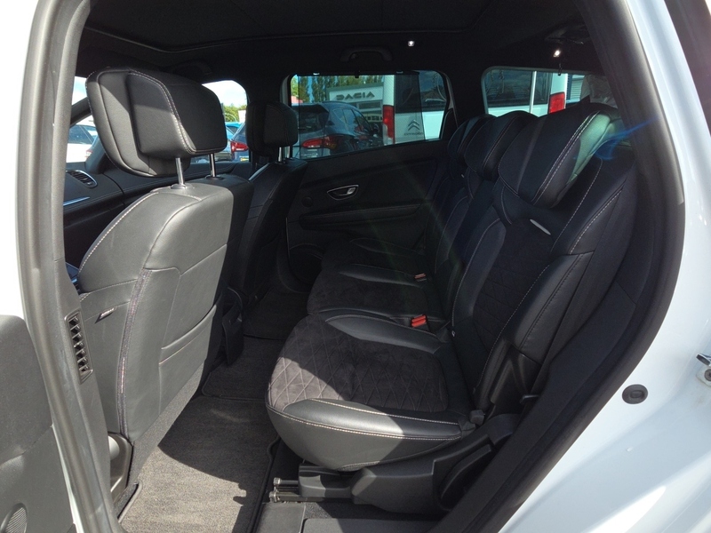 Fahrzeugabbildung Scenic Scenic IV 1.3 TCe 140 Black Edition+NAVI+KLIMA Bild 8 von 15