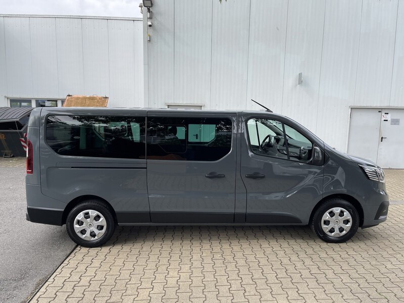 Fahrzeugabbildung Trafic Grand Combi Entry dCi 170 PS EDC Bild 9 von 41