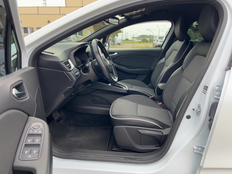 Fahrzeugabbildung Clio INTENS E-TECH 140 Bild 6 von 16