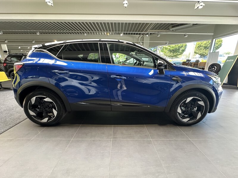 Fahrzeugabbildung Captur Techno 140 PS Mild Hybrid Bild 8 von 50