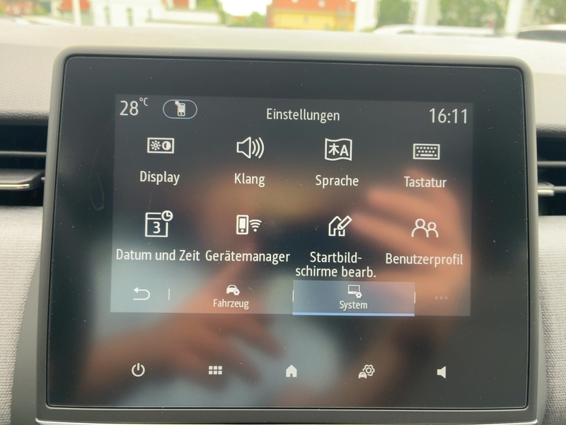 Fahrzeugabbildung Clio Allwetter+PDC+Carplay Bild 45 von 50