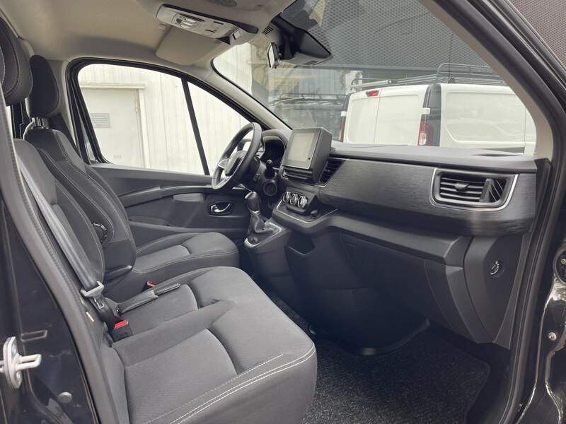 Fahrzeugabbildung Trafic DoKa L2H1 Komfort 3,0t Blue dCi 150 PS Bild 10 von 43