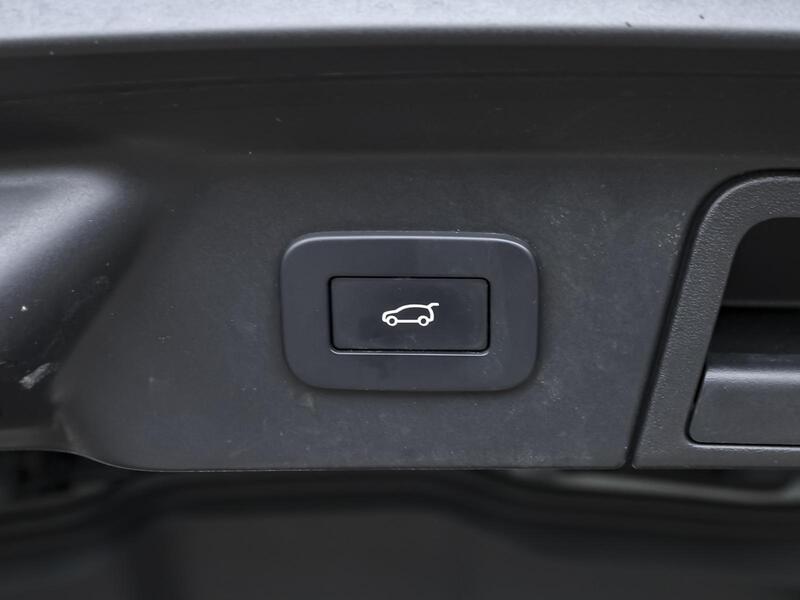 Fahrzeugabbildung Range Rover Velar BLACK PACK PANO Bild 9 von 15