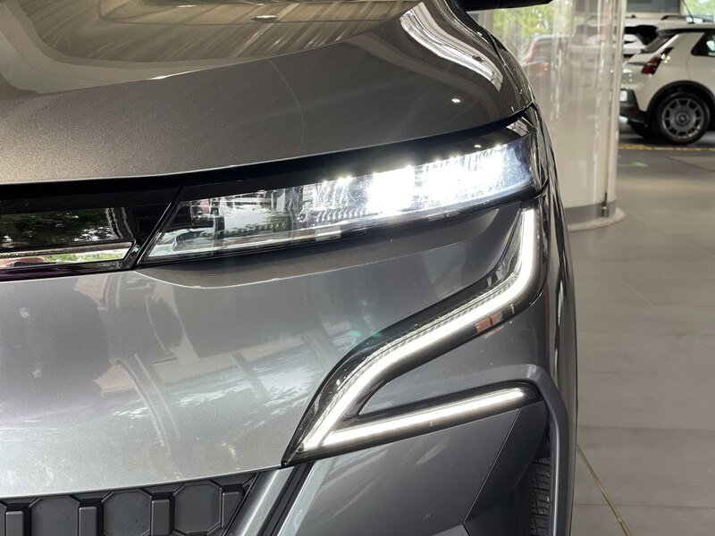 Fahrzeugabbildung Megane E-TECH Techno EV60 220 PS Optimum Charge  Bild 5 von 50