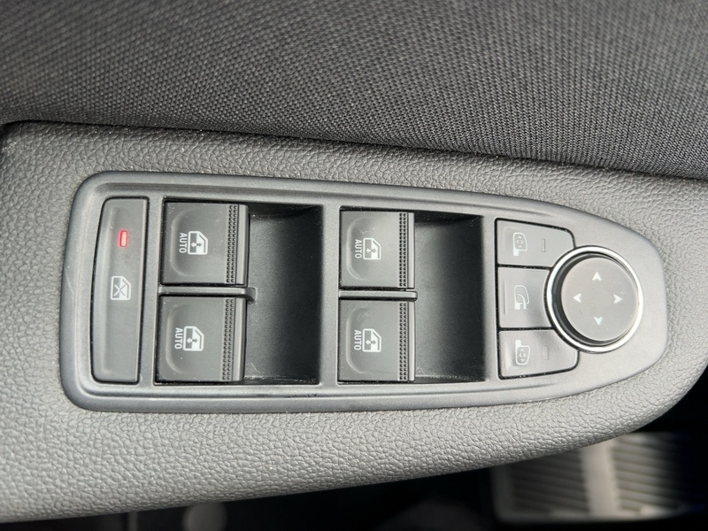 Fahrzeugabbildung Clio 1.0 TCE 90 ESPRIT ALPINE  Bild 14 von 17
