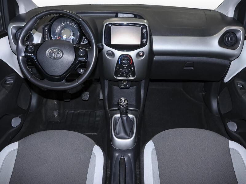 Fahrzeugabbildung Aygo X PDC KLIMA LM-Felgen BT ZV Bild 8 von 15