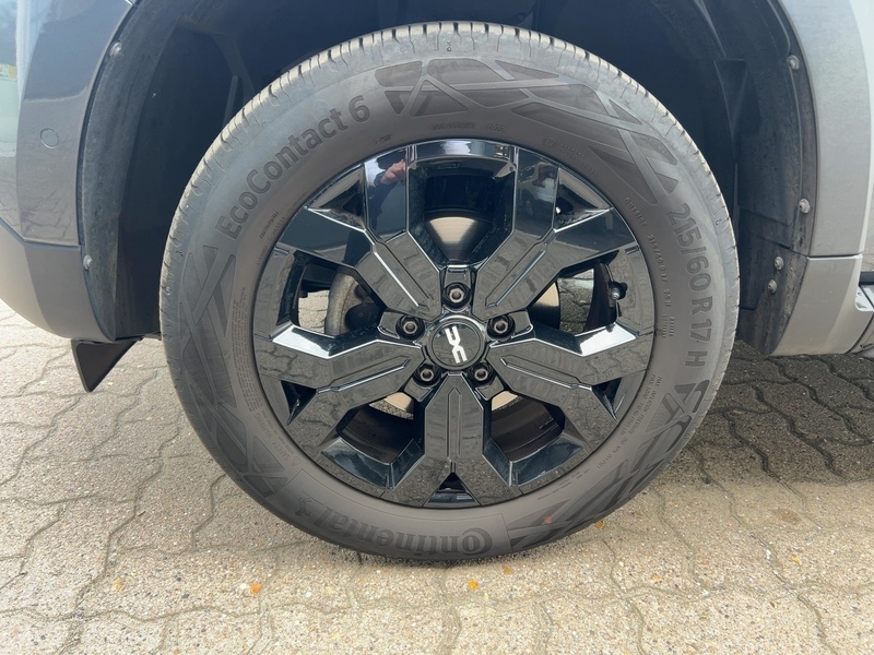 Fahrzeugabbildung Duster Sondermodell Extreme TCe 150 EDC+NAVI+KAM+SHZG+ Bild 9 von 15