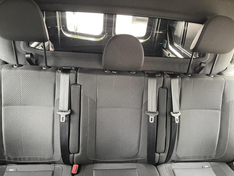Fahrzeugabbildung Trafic DoKa L2H1 Komfort 3,0t Blue dCi 150 PS Bild 12 von 43