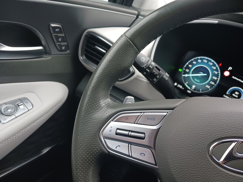Fahrzeugabbildung SANTA FE 1.6 T-GDI Signature 4WD Plug-In-Hybrid  Bild 16 von 30