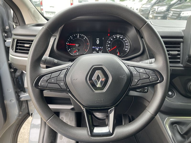 Fahrzeugabbildung Trafic Grand Combi Entry dCi 170 PS EDC Bild 31 von 41