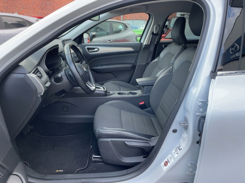 Fahrzeugabbildung Arkana 1.6 E-TECH Hybrid 145 Intens Bild 12 von 15