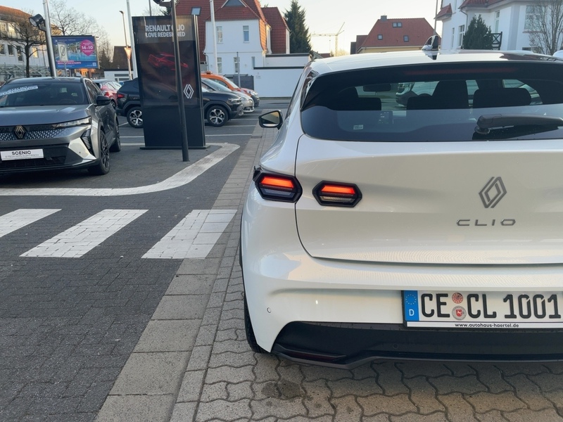 Fahrzeugabbildung Clio +Einparkhilfe+Klimaanlage Bild 21 von 50